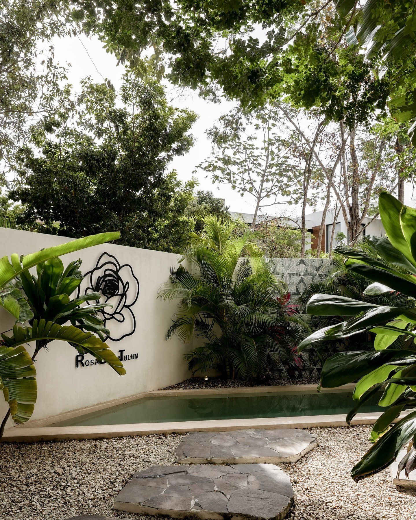 Jungle vibes at Rosa Bella 🌿 A must for your Tulum spring getaway.

📸 @rocioyacobone