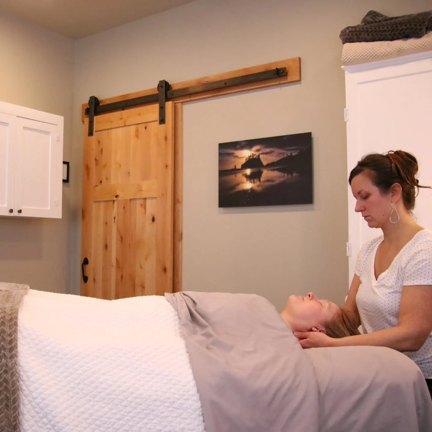 Big news! I&rsquo;m now fully certified in Craniosacral Therapy (CST) &amp; welcoming new clients who are curious about this gentle and restorative work.
.
CST helps the body find balance and ease through light touch around the head, spine and pelvis