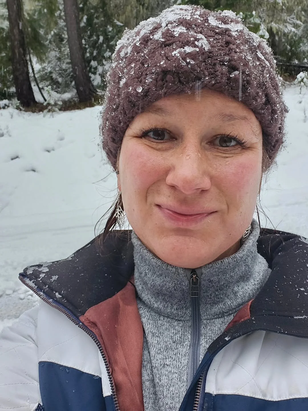 Happy New Year 🖤
If you&rsquo;re new here, welcome, &amp; if you&rsquo;ve been around, hello again!
I&rsquo;m Nic, the hands and the heart of this wellness practice. ✌️
.
A few fun things about me:
🌊 I love to hike. Bonus if the trail is along a be