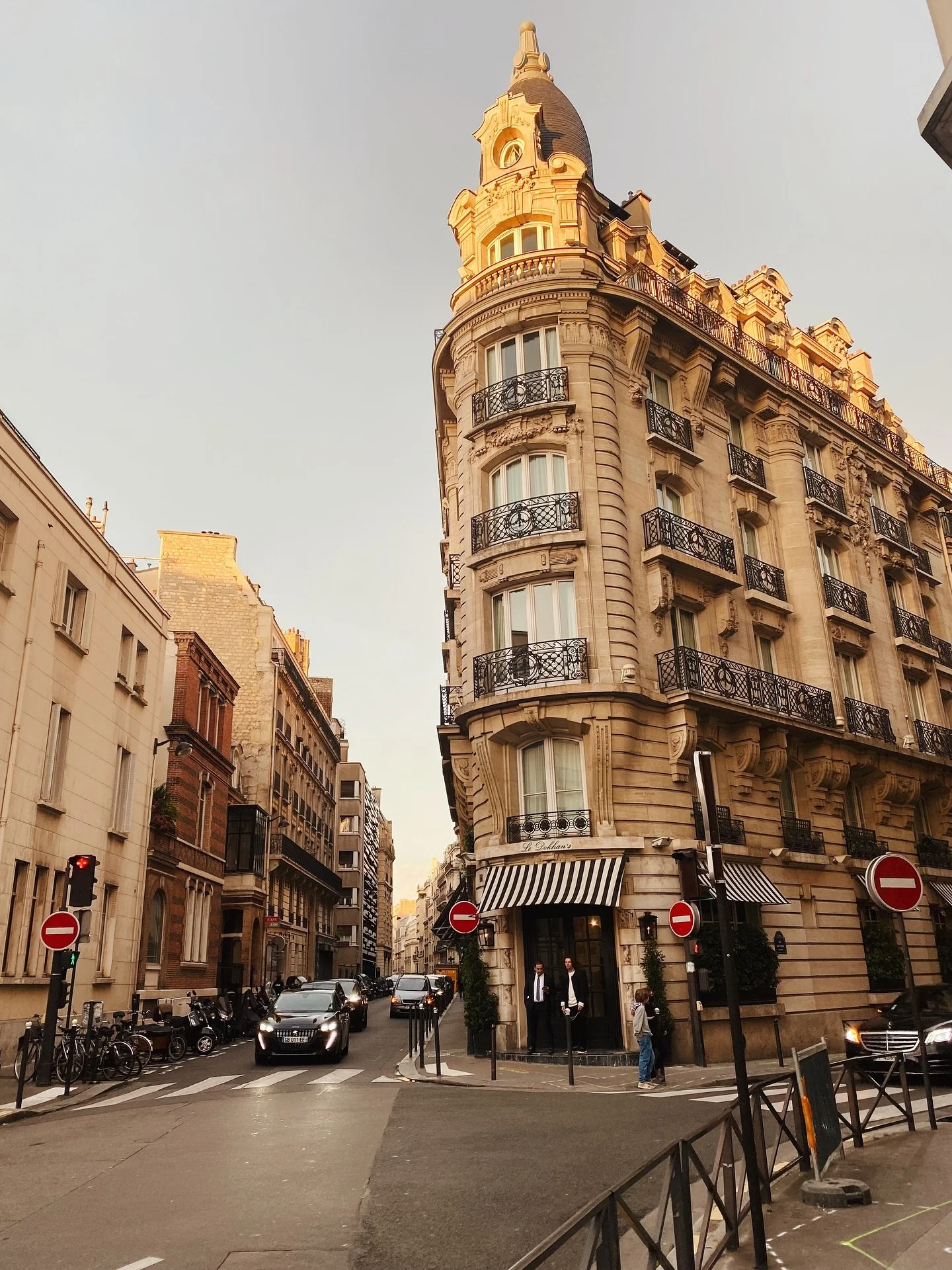 October in Paris, Part 3 🍂

By late October, Paris reveals its most cultivated side, with refined interiors, hidden covered passages, quiet parks, and artful corners. An afternoon at the Marmottan, tea at the Ritz, a stroll through Passage Jouffroy 