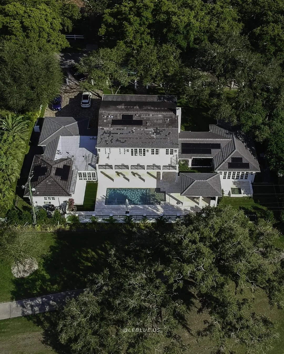 At LEBlue, we specialize in creating unique spaces with pools that are not just a luxury, but an experience. Each project we undertake is crafted with passion, quality, and a personalized design that fits your needs and lifestyle.

🌿 Because your sp