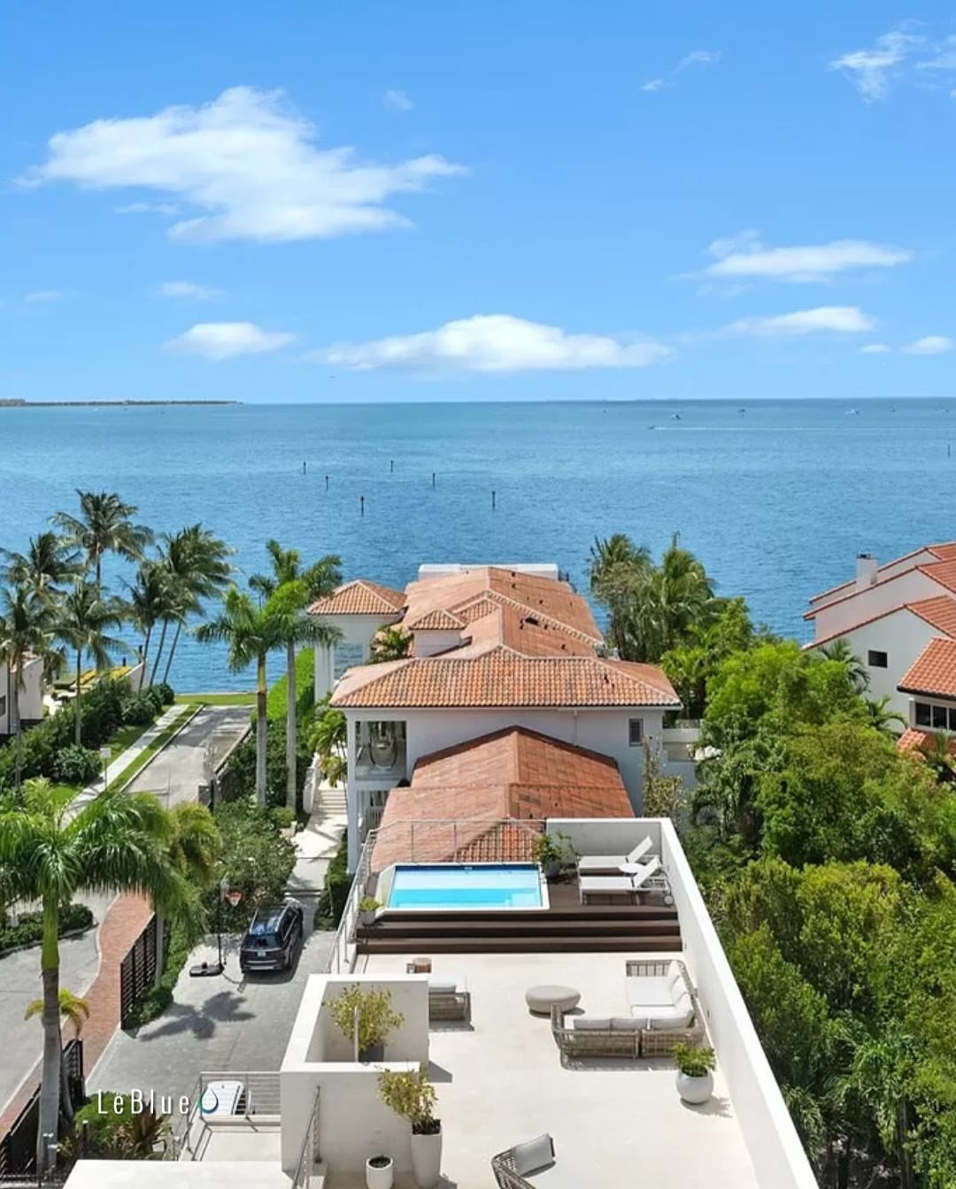 Elegancia y dise&ntilde;o que fluyen con el entorno. ✨🌊 

Cada proyecto refleja nuestra pasi&oacute;n por la arquitectura, combinando innovaci&oacute;n y excelencia en construcci&oacute;n. #LeBlue transforma espacios en experiencias &uacute;nicas. 
