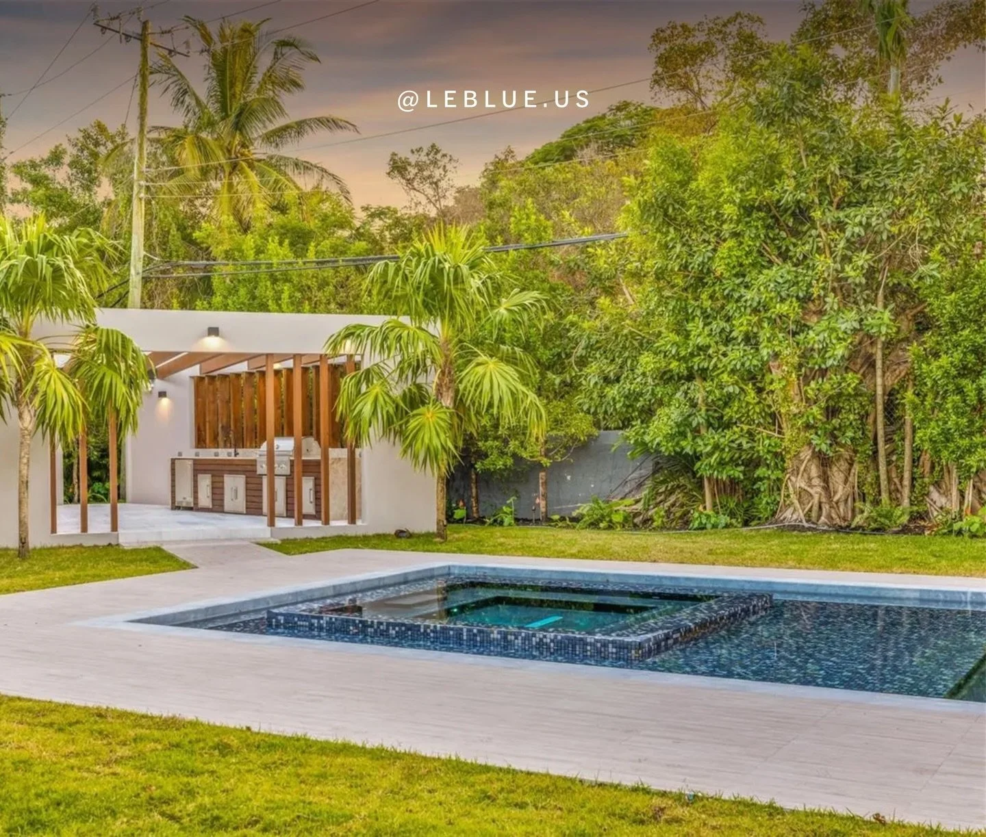 Beautiful pool &amp; infinity spa construction in Coconut Grove 🦚

#luxurypools #custompool #poolconstructionmiami #coconutgrovepools #highendpoolbuilders