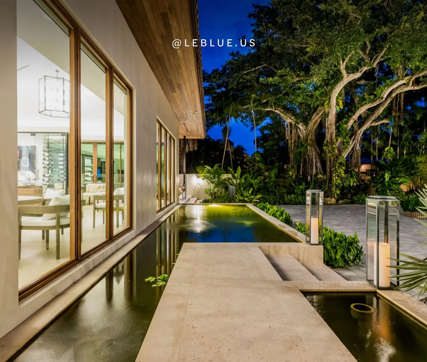 Evening tranquility by the water 

#pooldesign #waterfeature #custompool #luxurypool #modernoutdoor