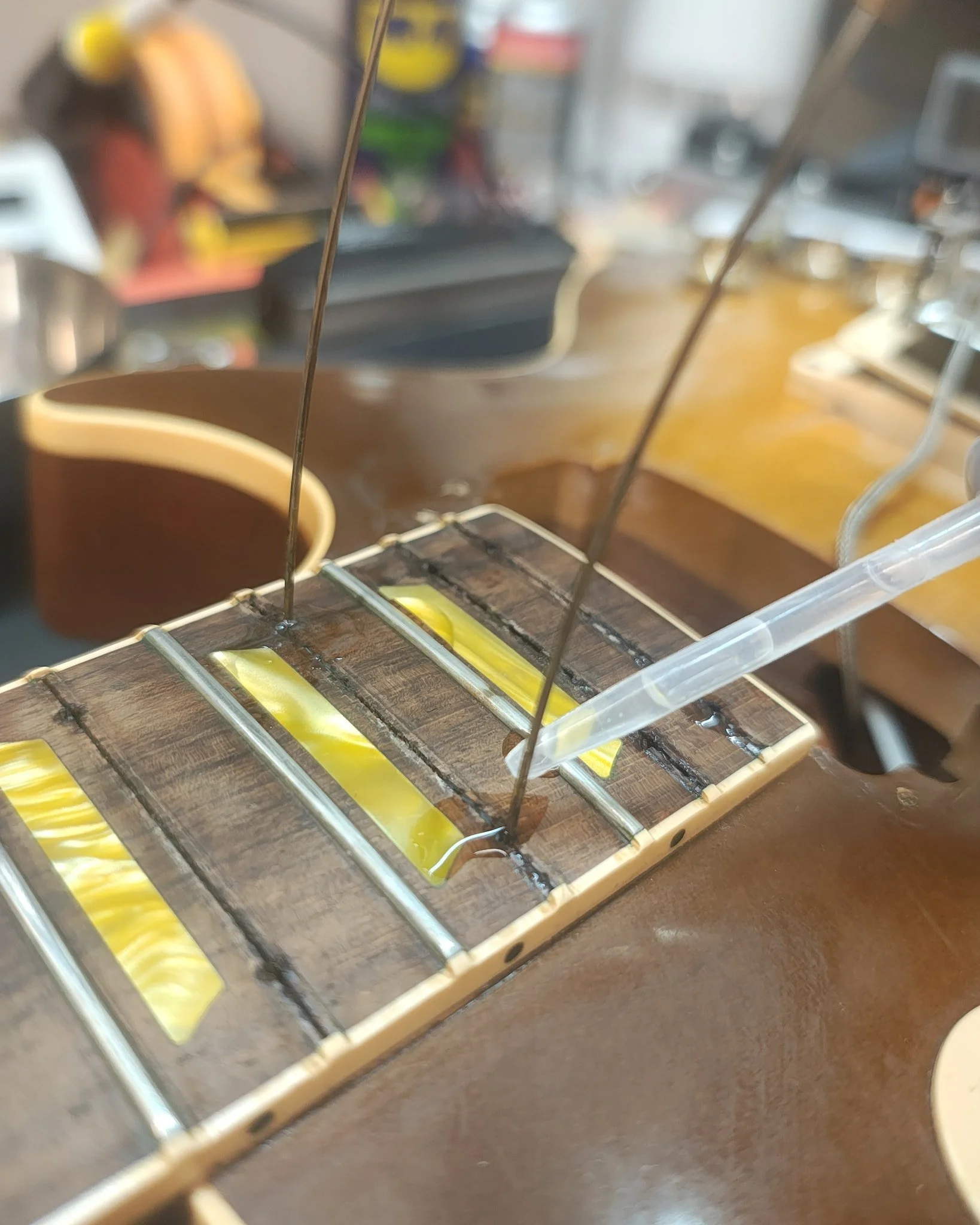 Bit of patience required here.. separating neck on a Les Paul Classic. Slightly off with the hole measurements required to steam the neck off but lucky they reached the joint on the problematic side..cleaned up and the neck fit wasn't tight enough. R