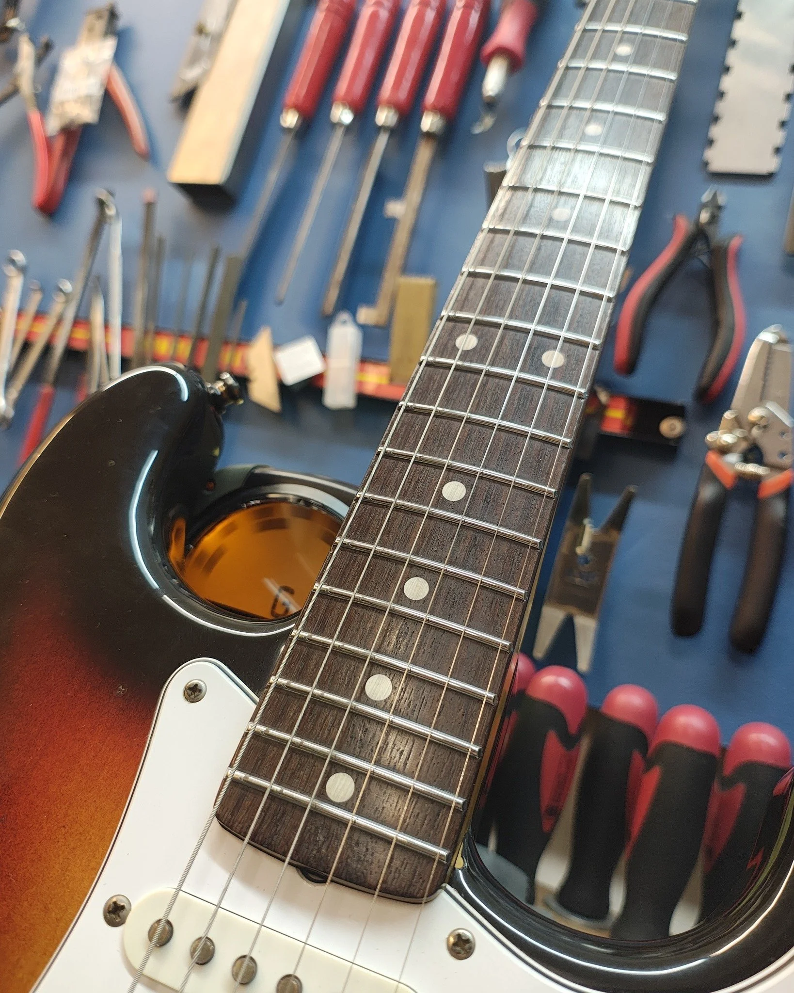 Squier JV Strat.. just finished a stainless jumbo refret, shielding, bone nut and setup #axewoodguitarworks #refret #guitarrepair #guitarservices #perthmusic #perthmusicians