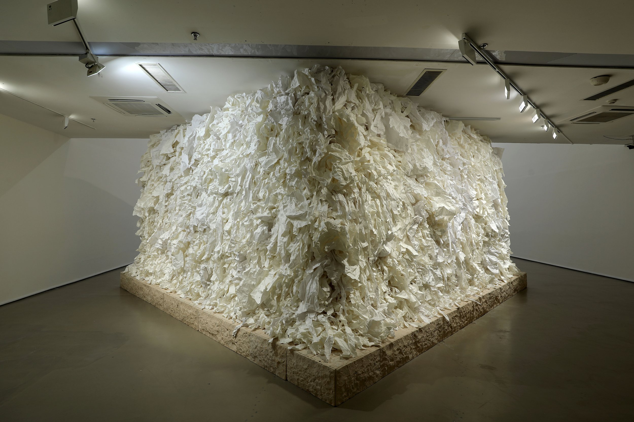 Temple
神庙, 2020, Marble, printing flat paper, galvanized iron sheet, 600 x 600 x 500cm