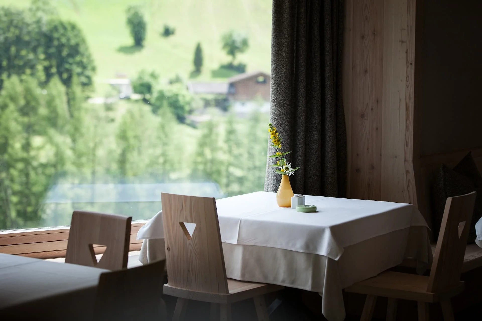 Buehelwirt Restaurant Tisch.JPG