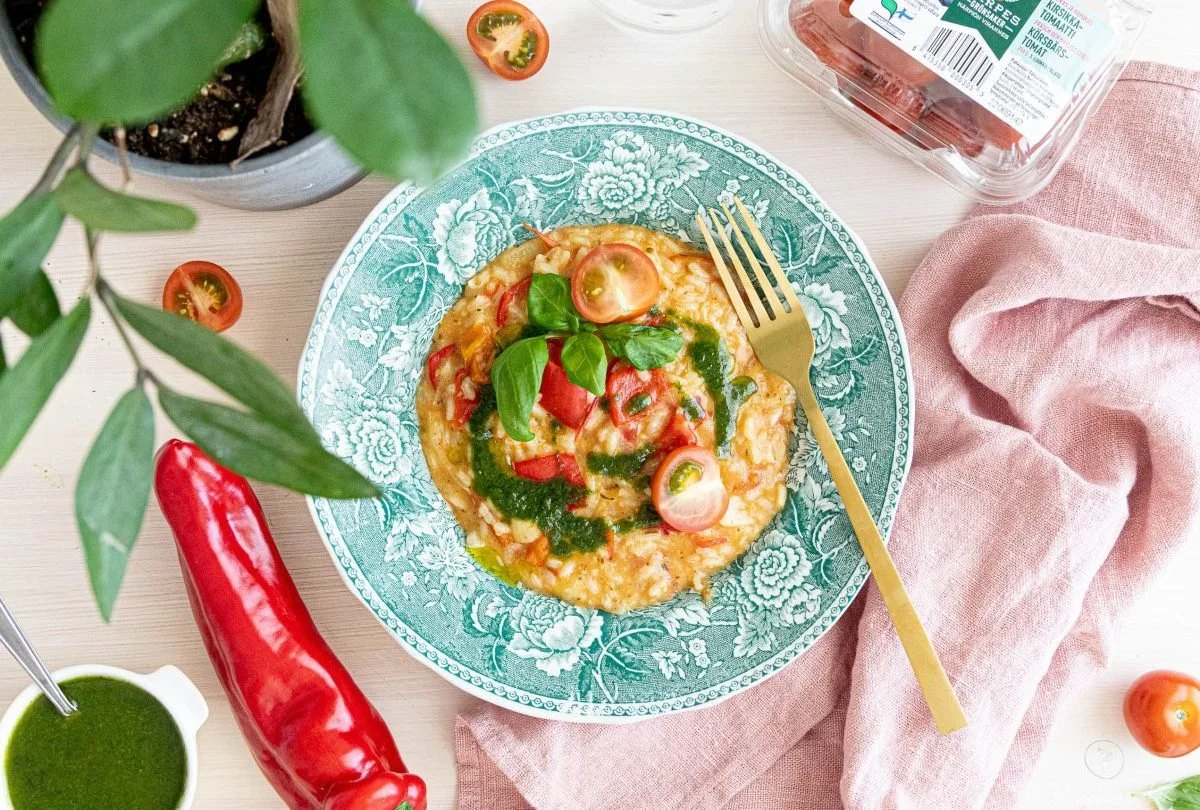 Paahdettu tomaatti-paprikarisotto chilillä ja basilika-öljyllä (v, g)