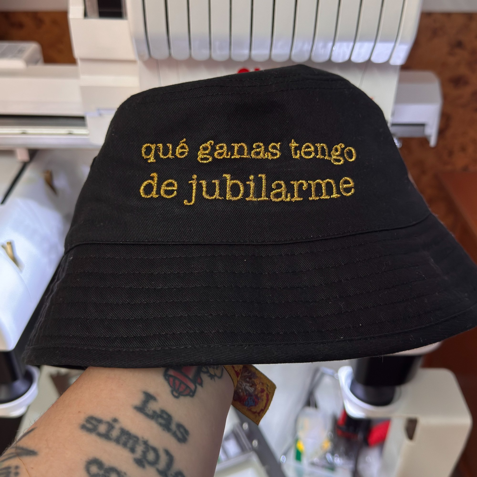 gorro-pescador-jubilarme-dorado.jpg