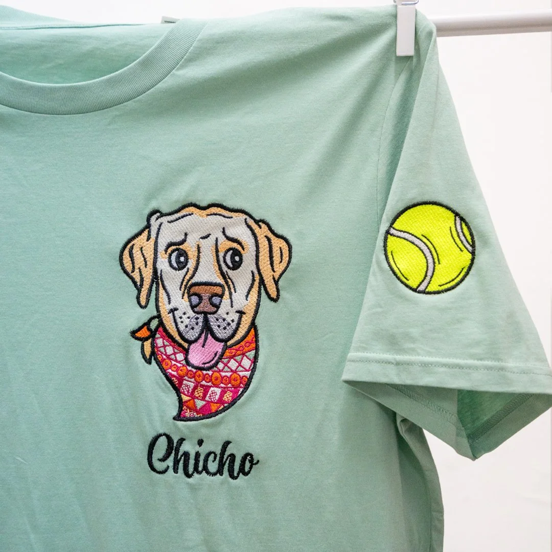 Camiseta con bordado personalizado de mascota