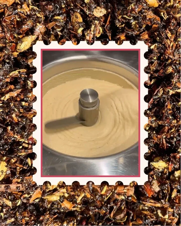 Recette secr&egrave;te num&eacute;ro 1 | La glace au Cha&iuml;.
Un incontournable pendant les chaleurs d&rsquo;&eacute;t&eacute; 🤎🍨

Ingr&eacute;dients :
&bull; 500ml lait entier 
&bull; 350ml creme liquide 30%
&bull; 45g de sticky chai 
&bull; 4 j
