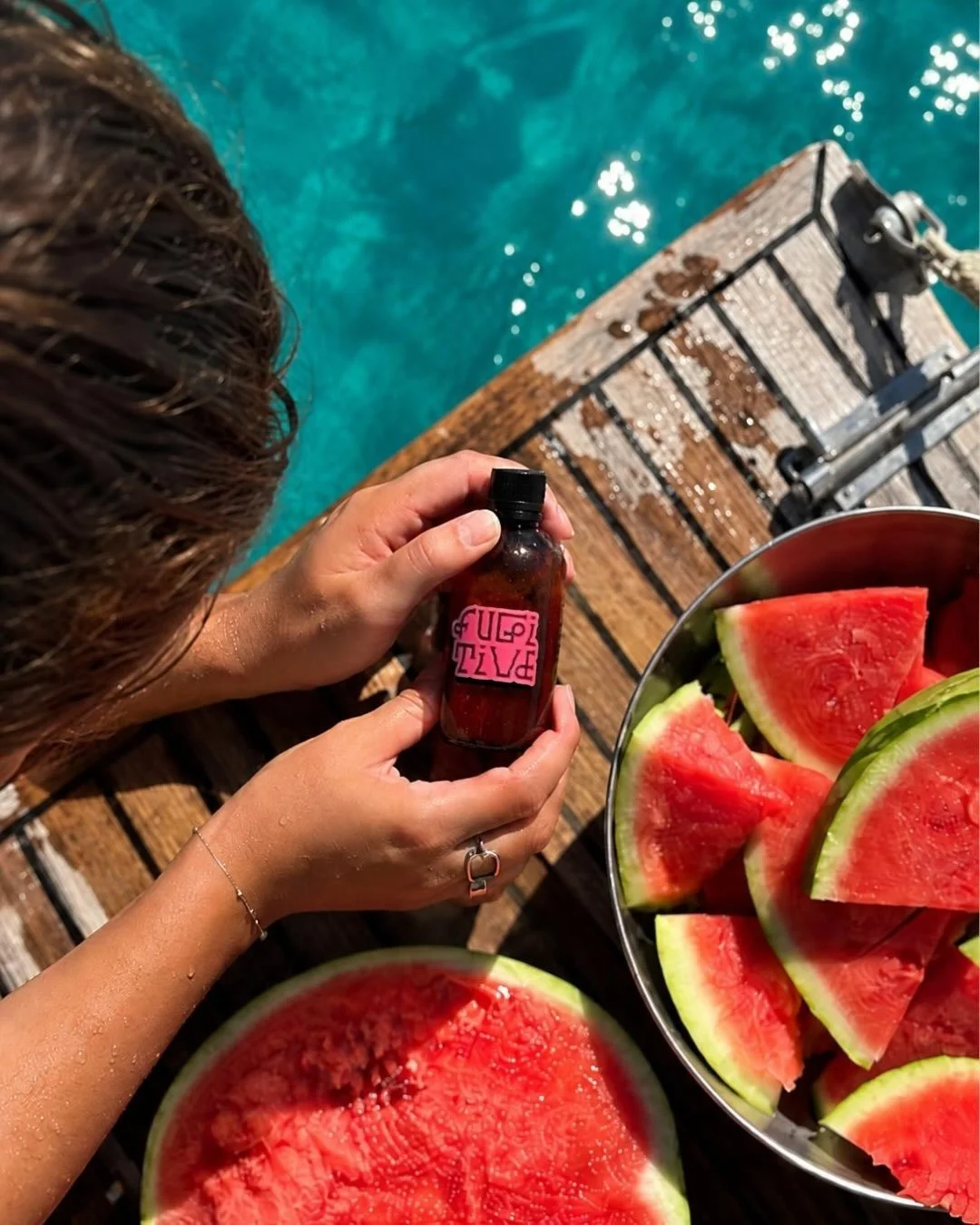 Cette vibe d&rsquo;&eacute;t&eacute; nous manque d&eacute;j&agrave; ☀️🤎🐚

On a d&eacute;cid&eacute; de vous remonter le moral ! Notre Concentr&eacute; de Cha&iuml; liquide est enfin disponible, passes ta commande ⚡️

Rdv sur www.fugitive-chai.com