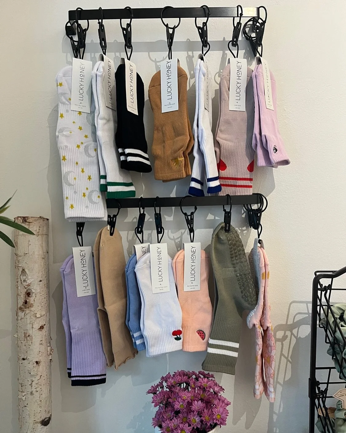 New socks alert! 🚨 How cute are these ? 🤗
Who else got a grip socks addiction here ? 🫣
.
.
.
.
#pilates #yoga #fitness #pilateslovers #workout #gym #pilatesinstructor #fisioterapia #pilatesreformer #fitnessmotivation #o #fit #health #wellness #per