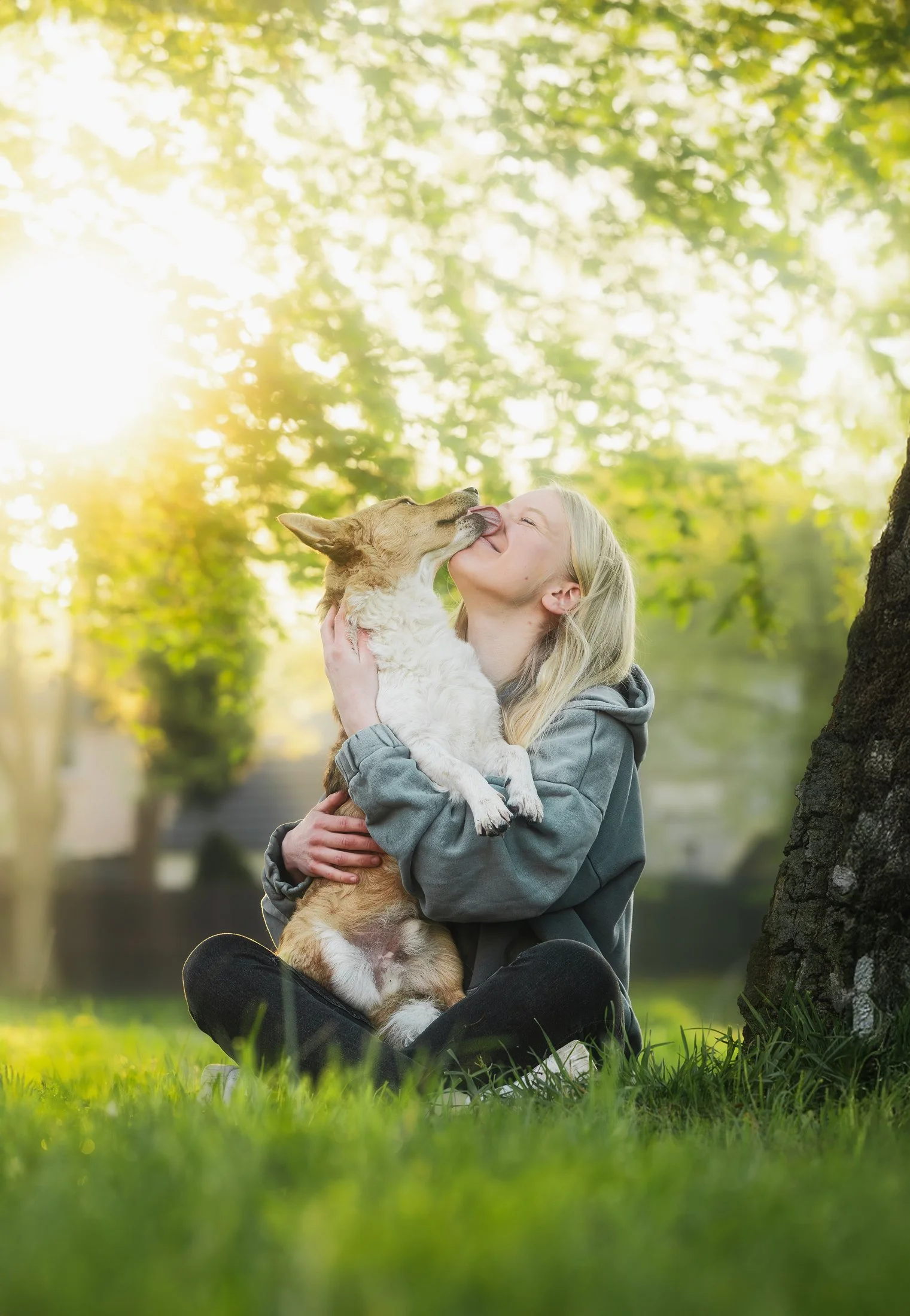 Eine Hundebesitzerin genießt einen schönen Moment mit ihrem Hund während eines Fotoshootings