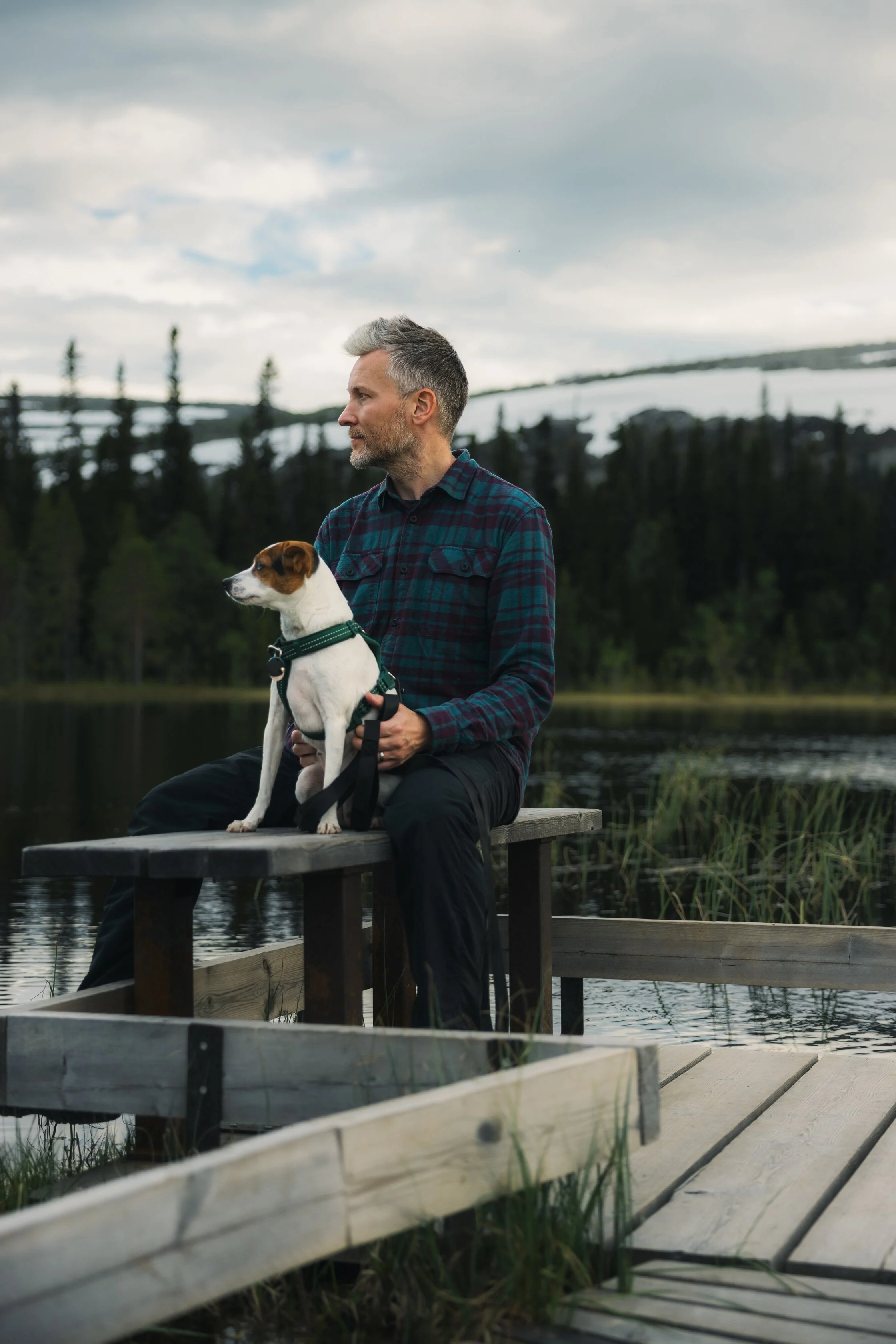 Ein Hundefotograf aus dem Ruhrgebiet genießt die Natur mit seiner Hündin