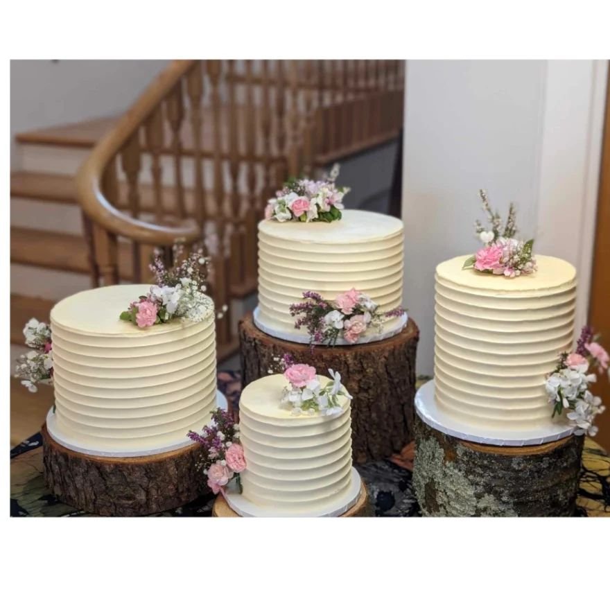 Deconstructed wedding cakes are the way forward! Gorgeous set up at Corriecravie House this weekend. 

'The Cake Table' consisted of 4 differently flavoured sponges, each covered in scalloped buttercream decoration, topped with fresh flowers 🌸🌷🍰 
