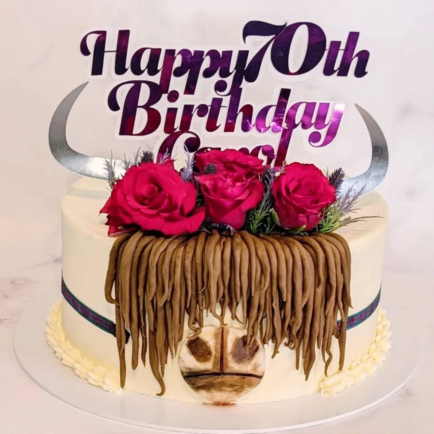 Love making the highland cow theme cakes! π΄σ §σ ’σ ³σ £σ ΄σ Ώ
A subtle nod to a Scottish theme with tartan ribbon and thistle flowers entwined with red roses πΉ
#highlandcow #highlandcowcake #scottishtheme #cakesofinstagram #homemade #cake #cakemaker #i
