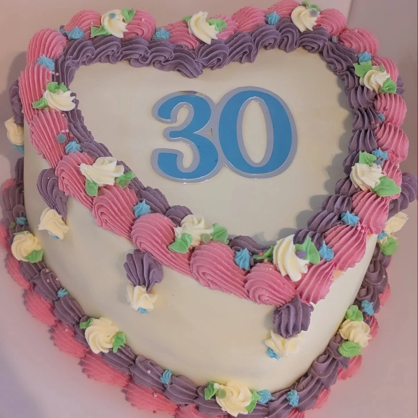 Who doesn't love a vintage style cake? π©‍π³π
2 cakes for a family celebration of a 30th & 60th this weekend!
A coconut and lemon heart cake π₯₯π΄, and a traditional chocolate cake π«
The diary is very full up til mid August so please book