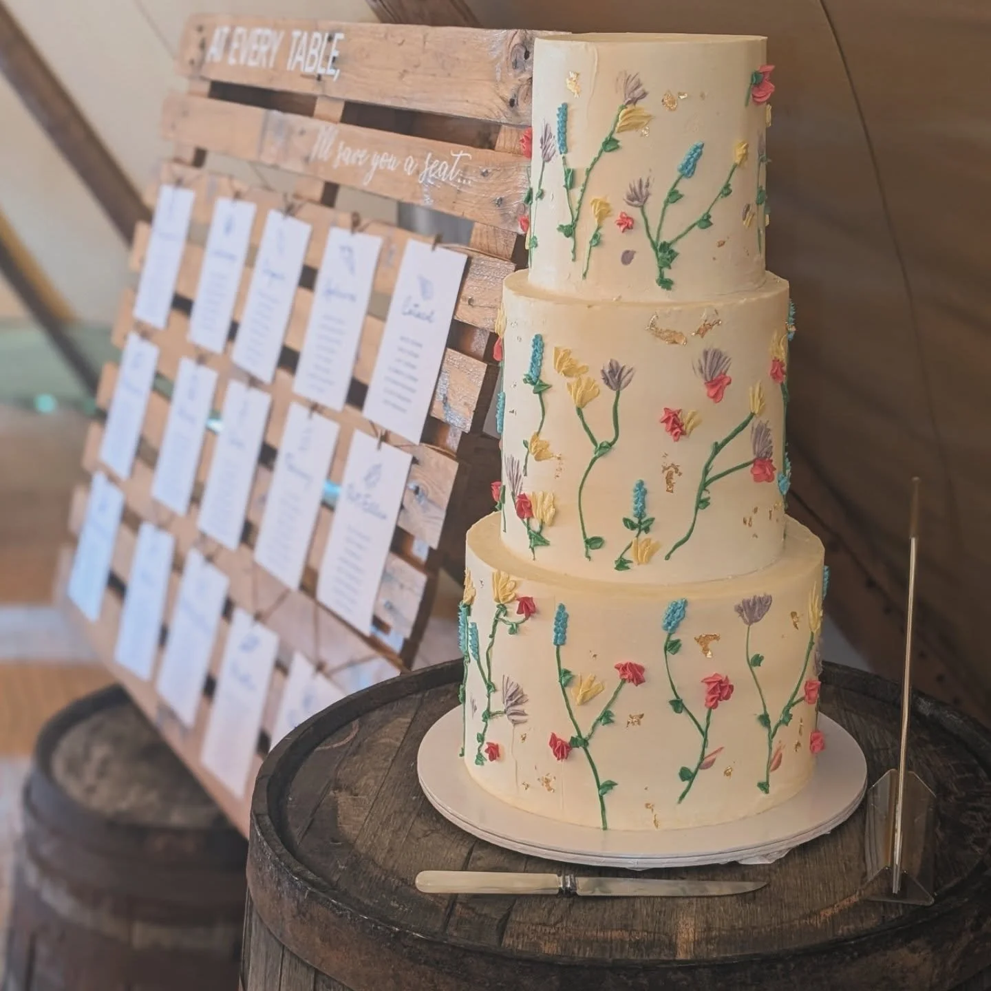 🤍💍
A 3 tiered beauty at one of the coolest venues - a tipi set up in Lochranza! ✨☀️ The design for this consisted of hand piped flowers on a plain white background, subtle and floral.
I absolutely loved the Taylor Swift themed aspects of the wed