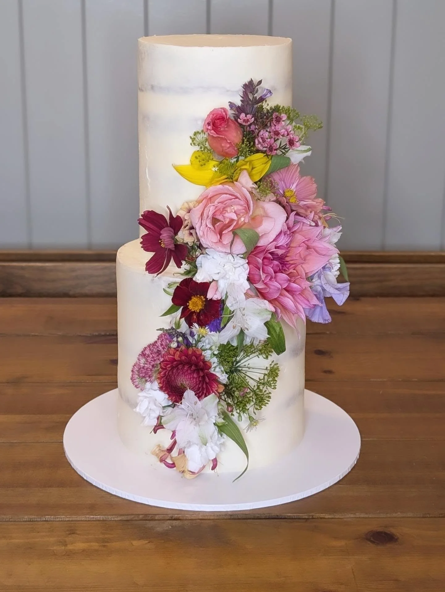 The most beautiful seasonal florals for Douglas & Alexandra's wedding cake last weekend â¨đ¸đĒģ
One of my favourite designs to do đ¤
#weddingcake #weddingsonarran #isleofarran #cake #handmadeonarran #handmade #homemade