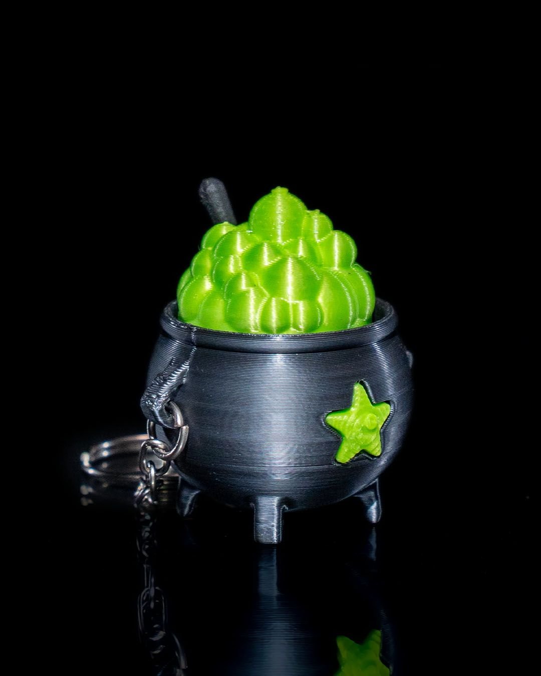 Cauldron_Fidget_Keychain_2_6f7570b21d.jpg