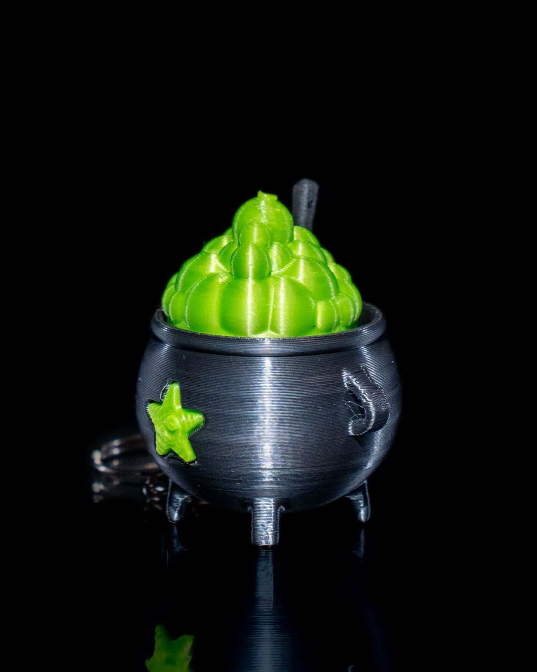 Cauldron_Fidget_Keychain_3_be2231b165.jpg