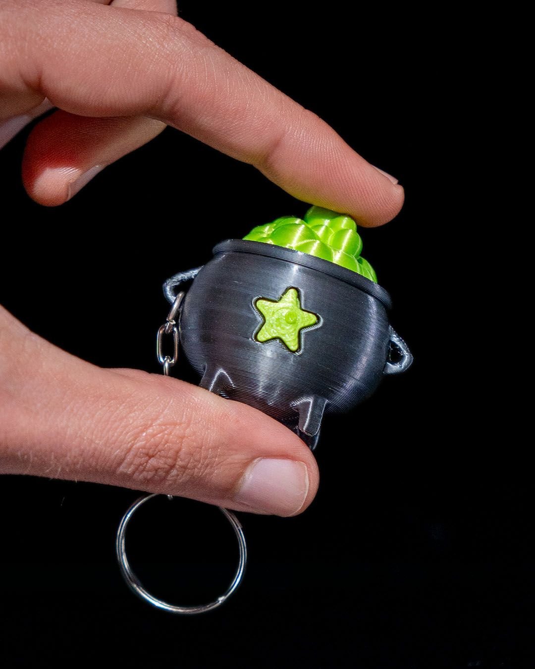 Cauldron_Fidget_Keychain_4_e80f0d5f09.jpg