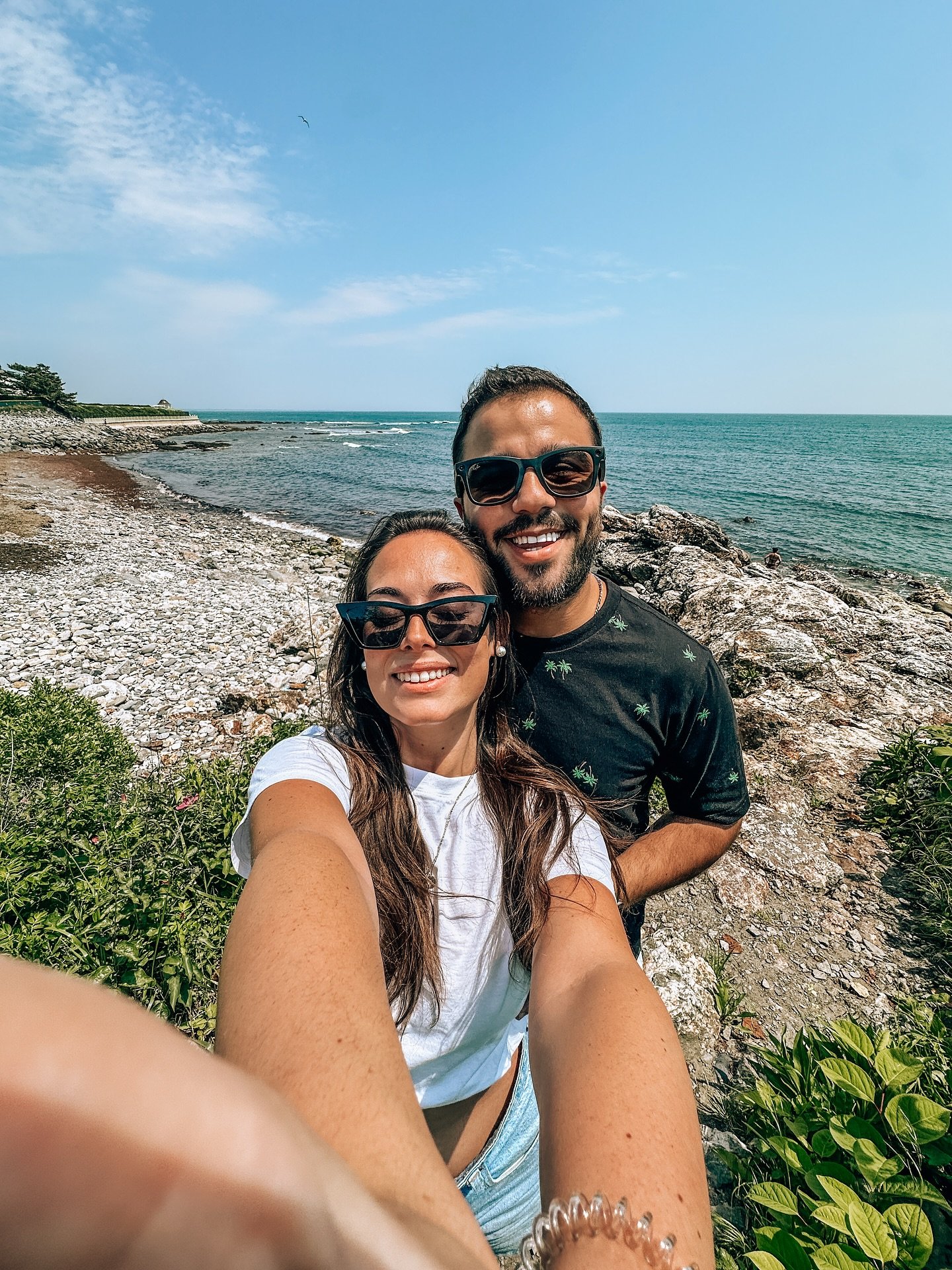 Rhode Island spring/summer dump 🌊🦀⛵️

1. Looking for free beaches to go to
2. @thenitrobar_  for a quick blueberry + caramelized banana latte run 
3. Morning spotting of the temple of music 
4. Jeep wranglers + coco 
5. Service station selfies
6. T
