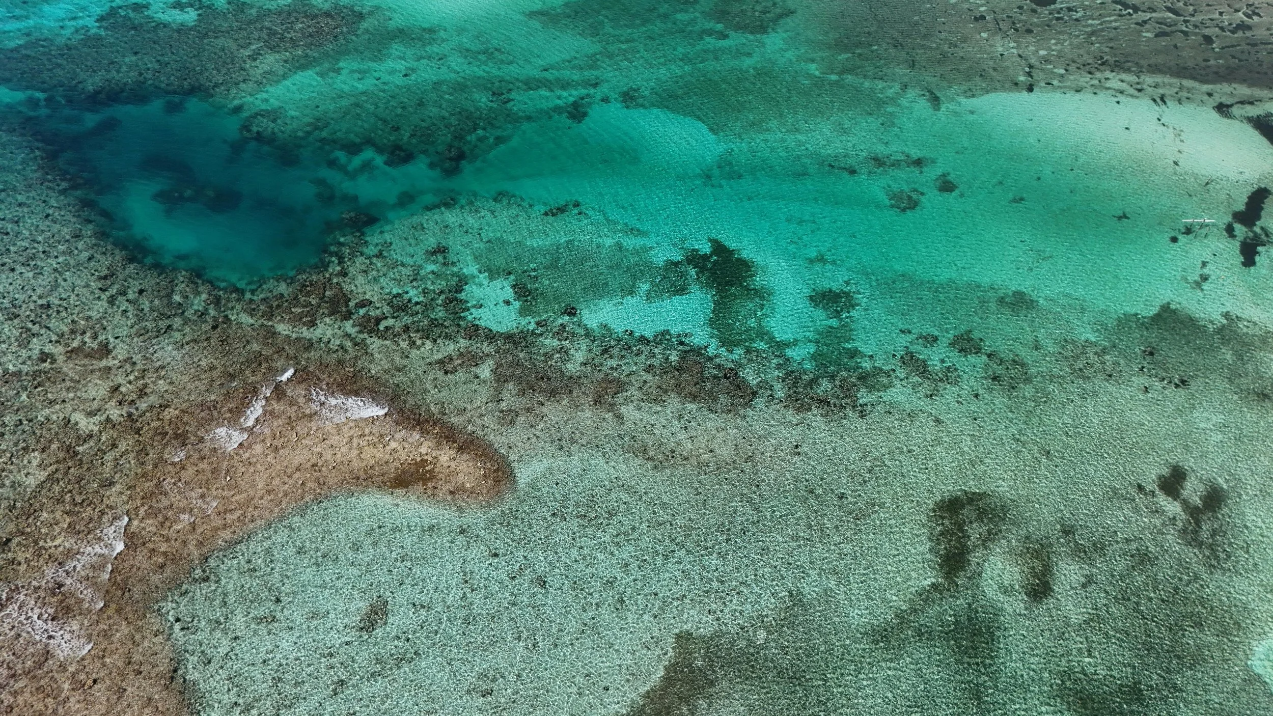 free-photo-of-aerial-view-of-bacalar-s-turquoise-waters.jpeg