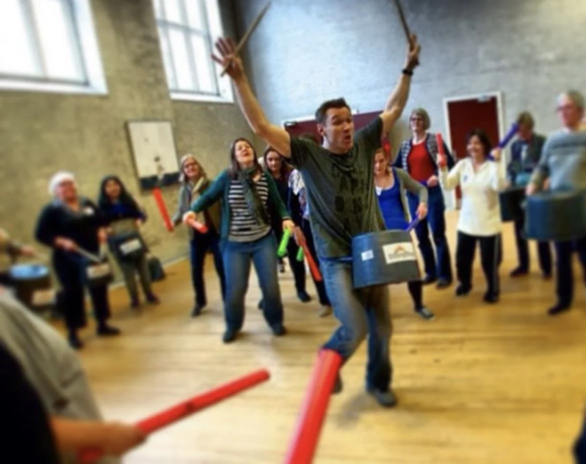 Musikalsk teambuilding med stomp for virksomheder – Peter fra StompShop leder en rytmisk workshop