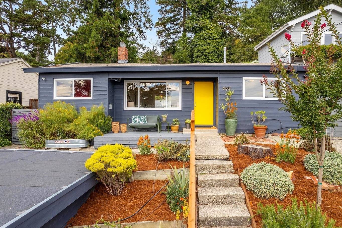 PENDING! ✨ 💛 
As @spruceandpinehouse predicted, this cute thing sold in a hot minute. Buyers and sellers bonded and aligned in their mutual love of this fresh-air mod-cottage in the hills of Montclair.
&hellip;

@theagencynorcal 
@diasporaco 
@lovea