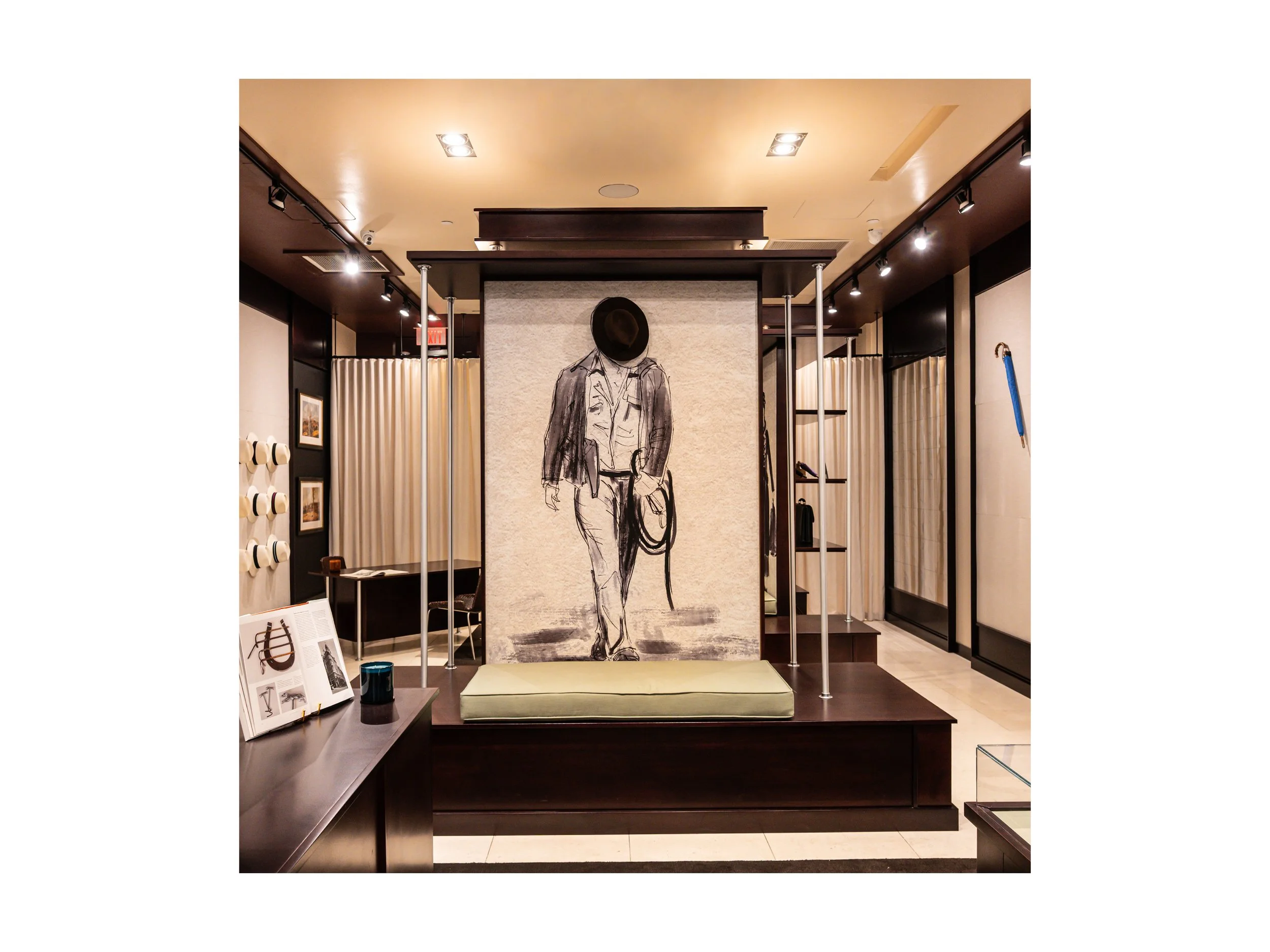 Intérieur de boutique de luxe pièce en cuir à Beverly Hills, Los Angeles, états unis, avec présentoirs en bois foncé et métal, parapluies cuir et bois exotique luxe et accessoires en cuir, éclairage encastré chaleureux lumière douce et chaude
