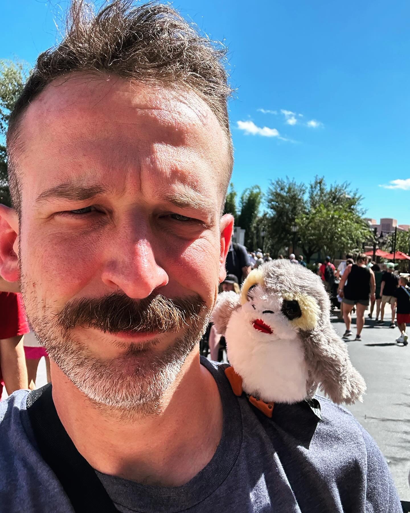 May The Porg Be With You. Or maybe I heard it wrong 🤷&zwj;♂️ I do love my cute little buddy. Still needs a name. 

#maythe4thbewithyou #starwars #disney #disneydad #familyadventuresbythedad #onceuponatimevacations #hollywoodstudios #porg #disneyworl