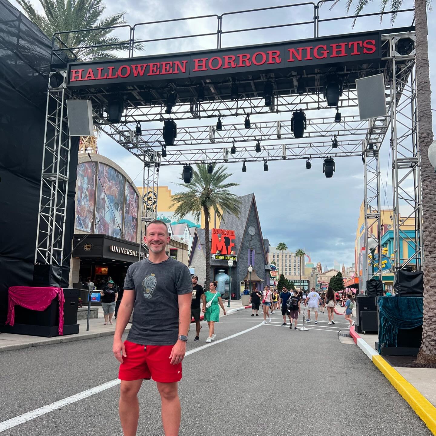 The real horror nights is not having your costumes with Halloween around the corner. What is everyone being? I need ideas 😅

#hhn33 #screamqueen #familyadventuresbythedad #onceuponatimevacations #halloween #costumeideas #help #universalstudios #univ