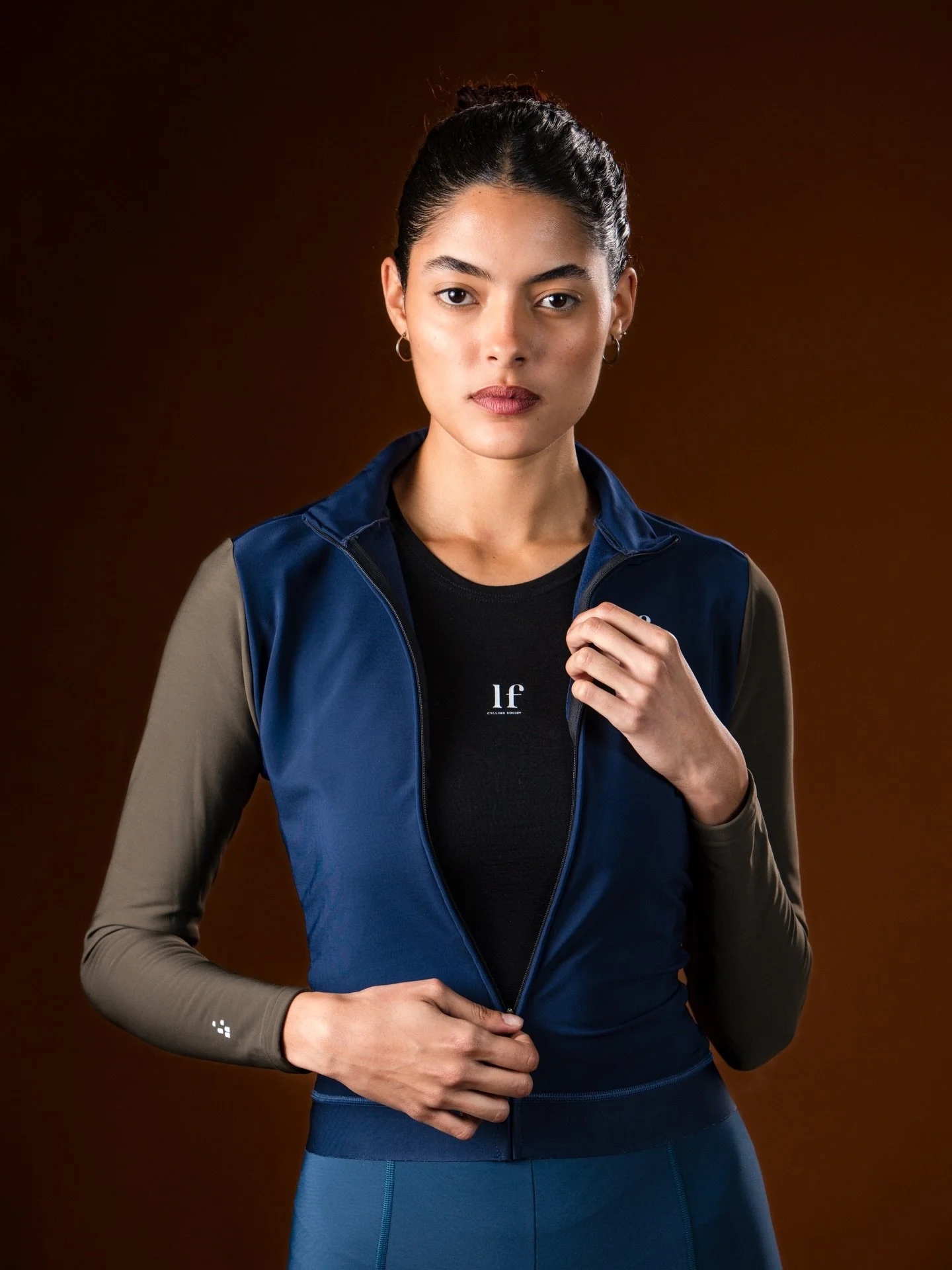 &iquest;How to dress in layers? &mdash; tips to staying warm. 

&bull; Base Layer: Start with a lightweight merino base. It wicks moisture, regulates temperature, and keeps your skin dry. Perfect for rides in cool to cold weather.

&bull; Mid Layer: 