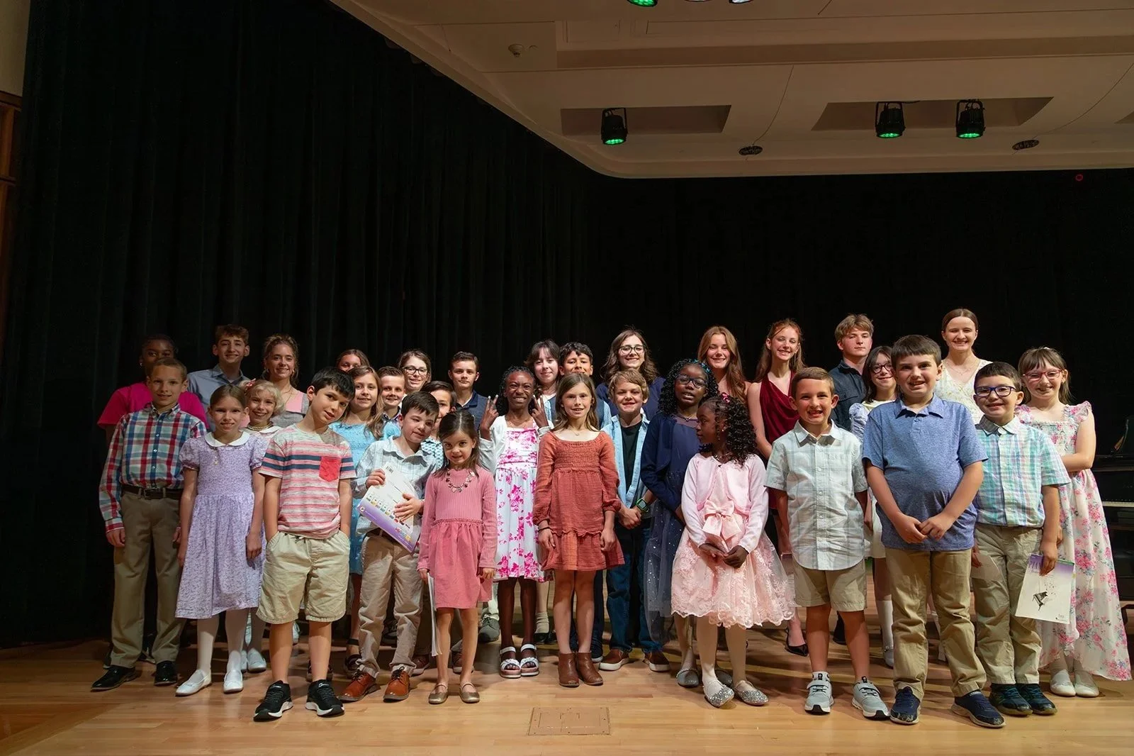 32 students participated in this year's recital. Well done!