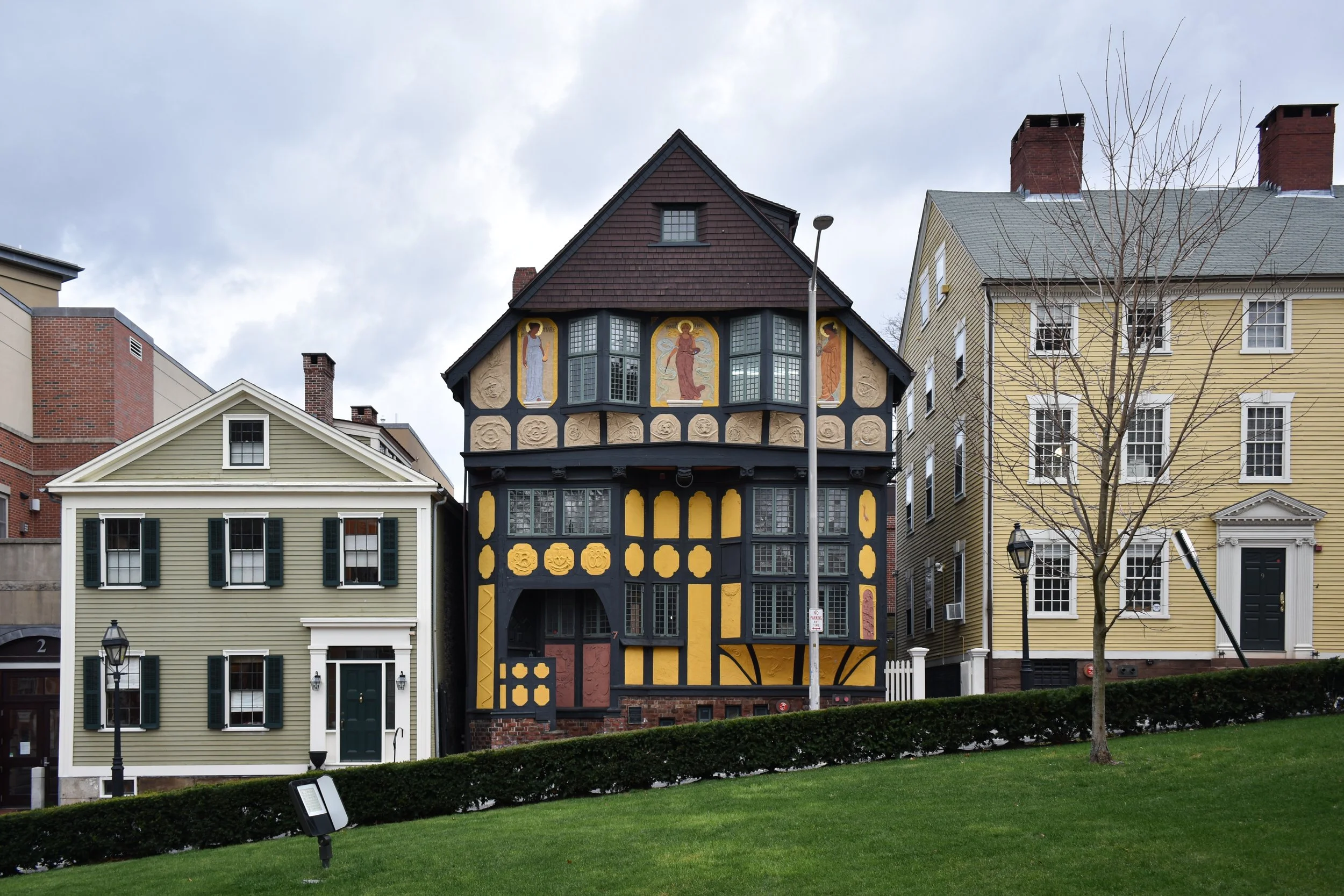 Fleur-de-lys_Studios_from_the_yard_of_the_First_Baptist_Church.jpg