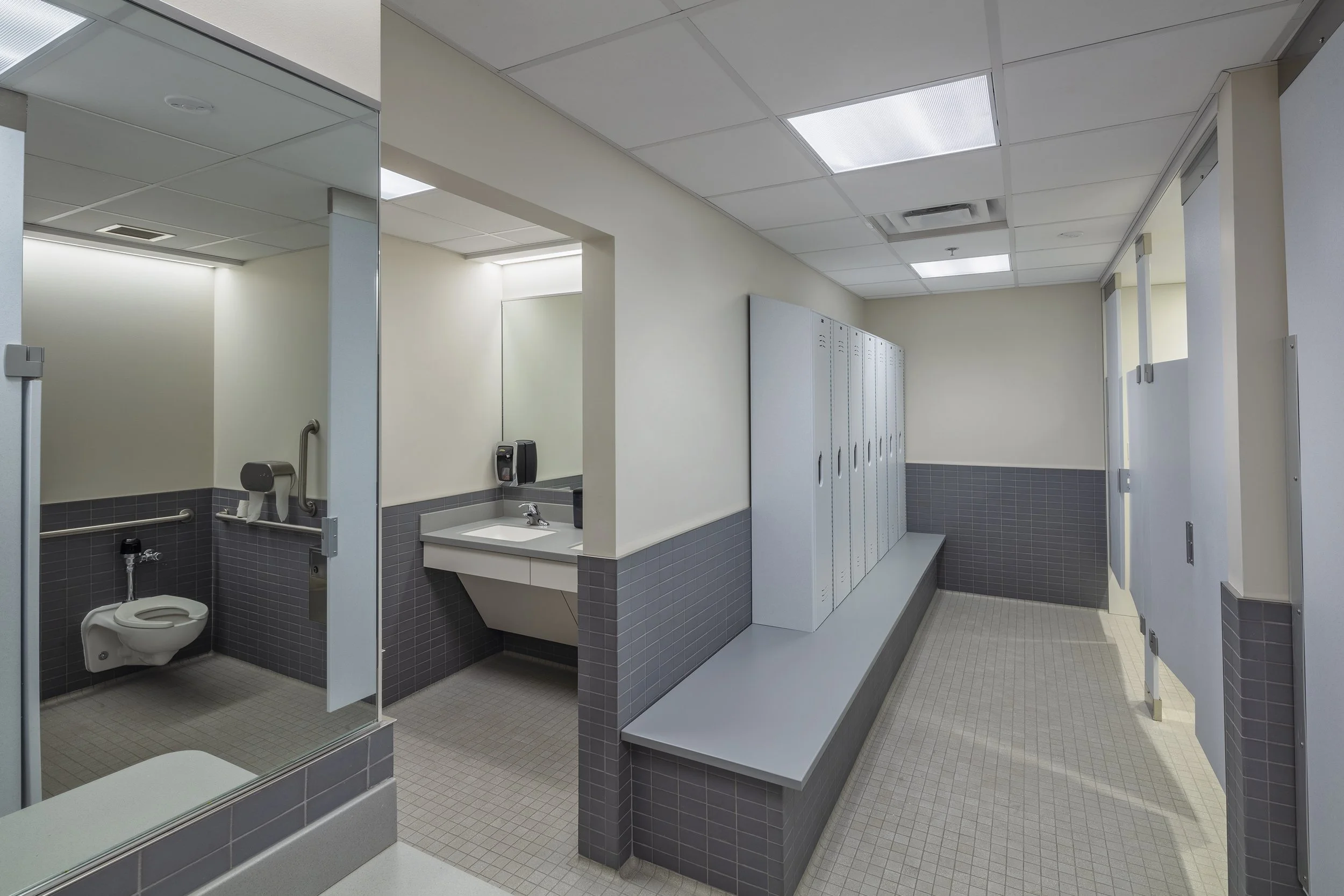 16320.12_Hanley 11th Floor Fitness Center_Locker Room 1.jpg