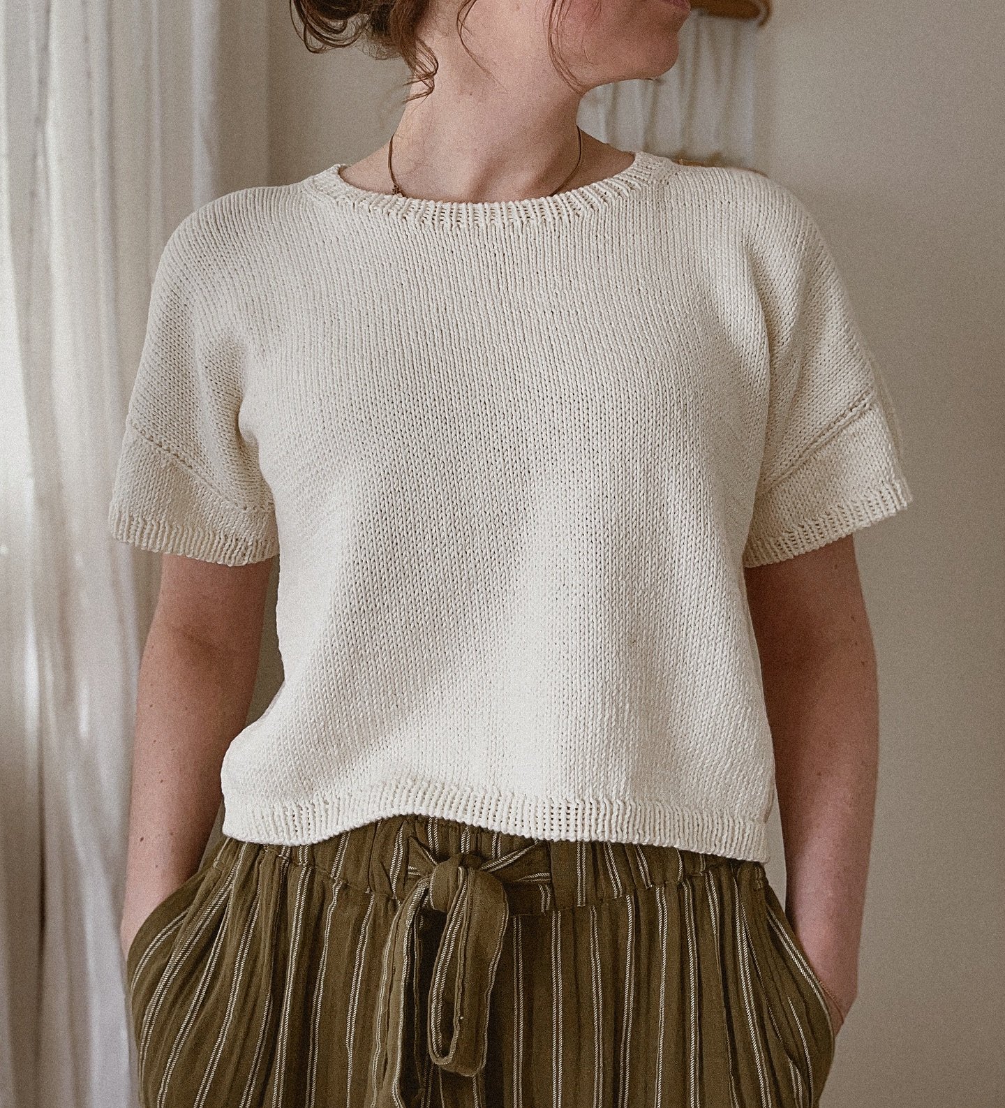 Happy birthday to the allino tee 🧁 a basic summer tee with options of an oversized or close fit and two sleeve lengths.

The allino tee is available on my website, ravelry and Etsy ♡

#knittee #knittop #shortsleevesweater #summerknitting #handknit 
