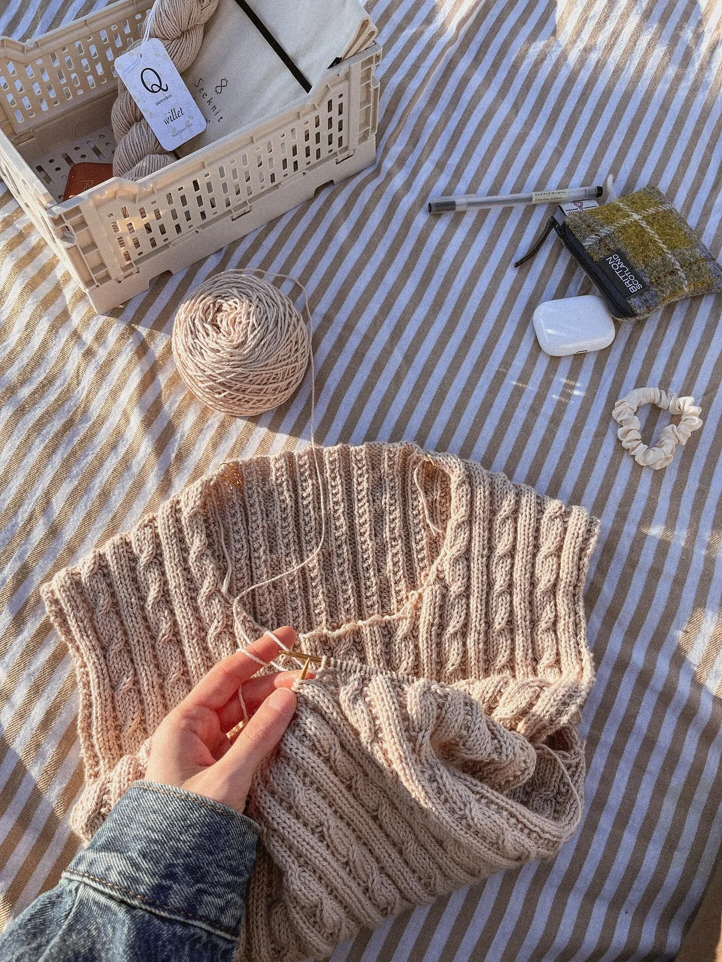 Knitting in the sunshine is so special to me ♡ I took these photos on the first warm and sunny early Spring day that had me hurrying outside after work to catch the evening rays with Rosie, my best knitting assistant pup 🐾 she&rsquo;s off camera nea