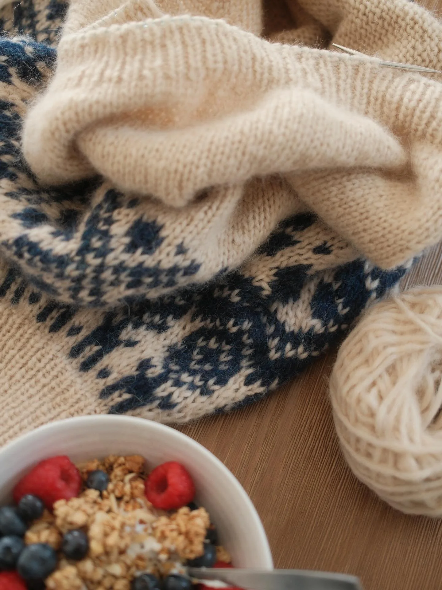 Life has been incredibly busy lately and I realized I haven&rsquo;t shown the Delft pullover yet. It&rsquo;s always a bit odd to work on a wintry sweater in summer ☀️ but tomorrow is the first day of fall and I can&rsquo;t wait to wear this one when 