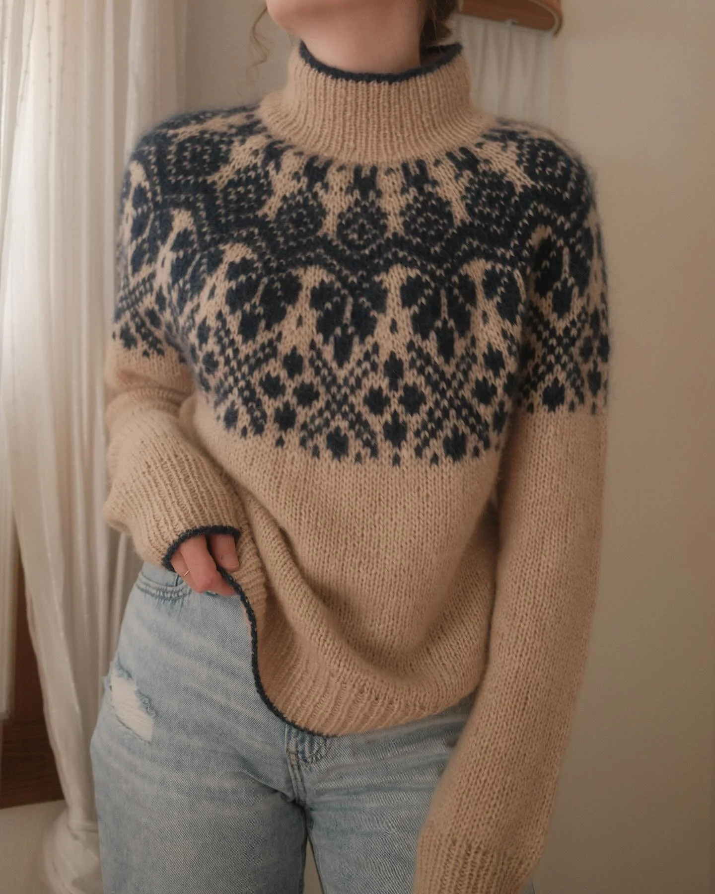 The delft pullover is here ♡ 

Colorwork always makes my heart so happy and I&rsquo;m thrilled about my latest sweater. Inspired by Dutch pottery with floral and windmill motifs, the delft pullover is everything I want to wear lately. I&rsquo;m espec
