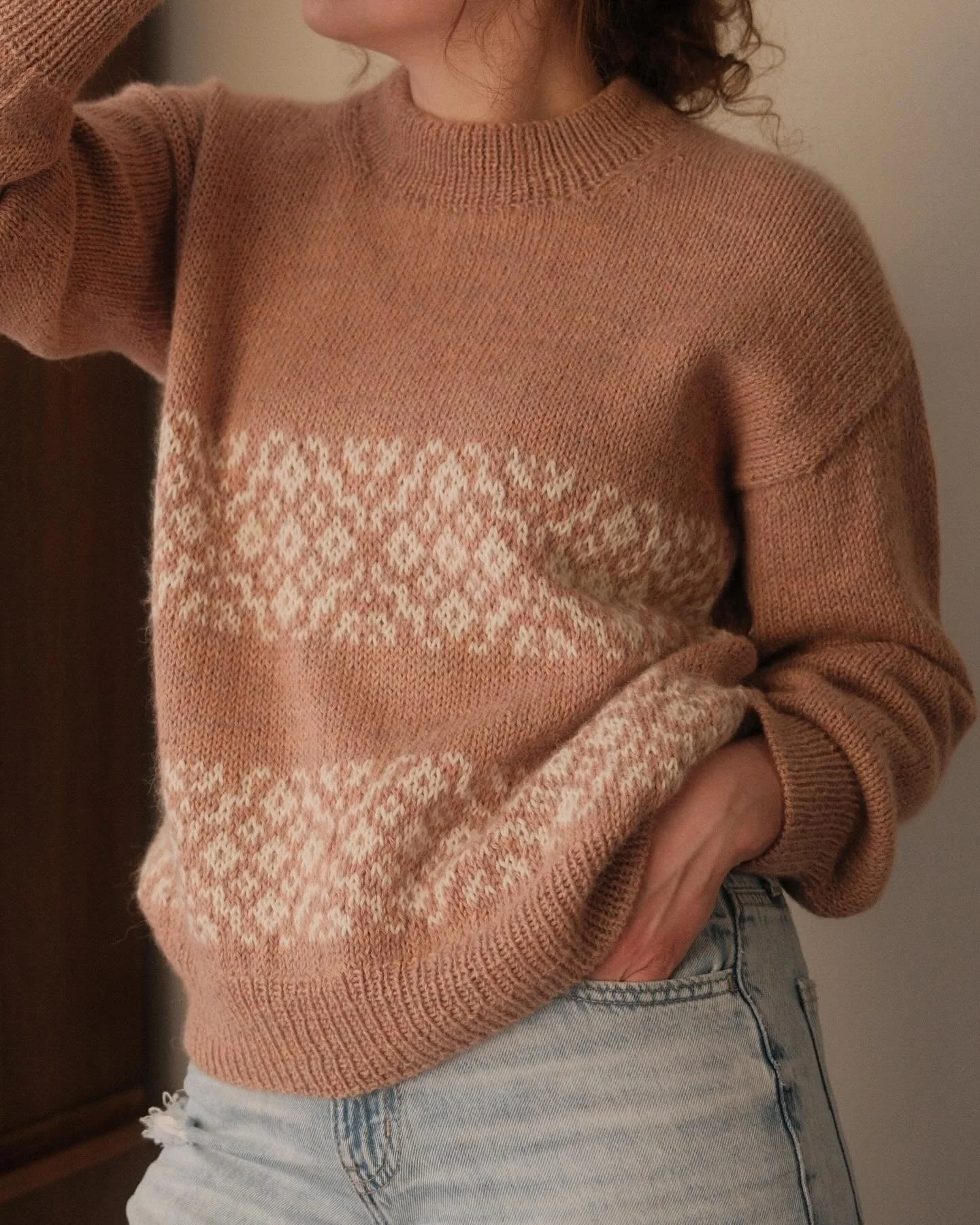 The arden pullover is here ♡ my perfect blend of easy, mindless knitting and a bit of colorwork in one of my favorite types of top down constructions. I made mine in a lovely heathered pink baby alpaca from which resulted in a soft and drapey fabric 