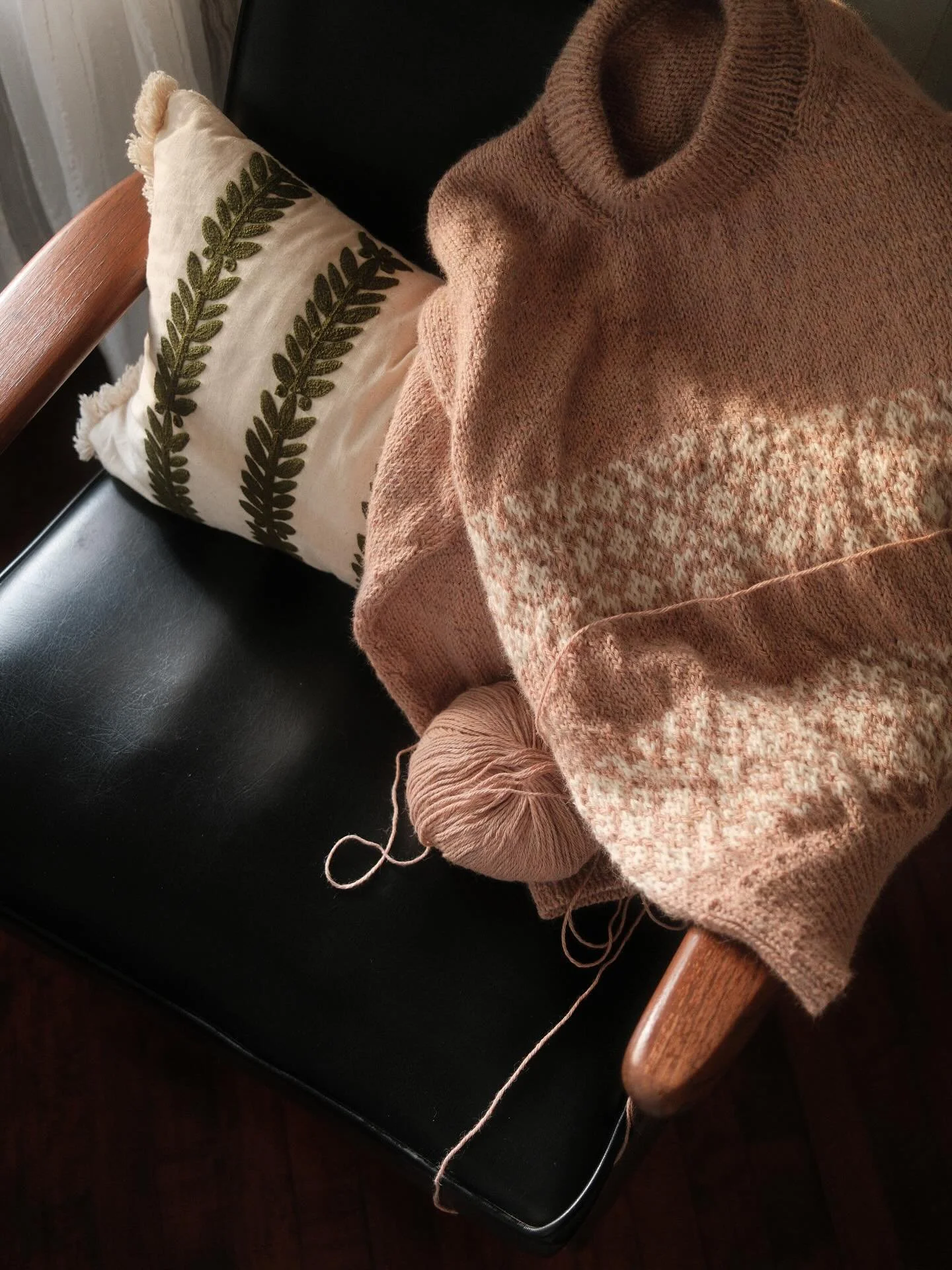 Cozy season is in full swing here and I&rsquo;m in colorwork mode again ♡ this project had been set aside during our move but now it is finally in editing. If you are interested in test knitting, be sure to subscribe to my newsletter for the test cal