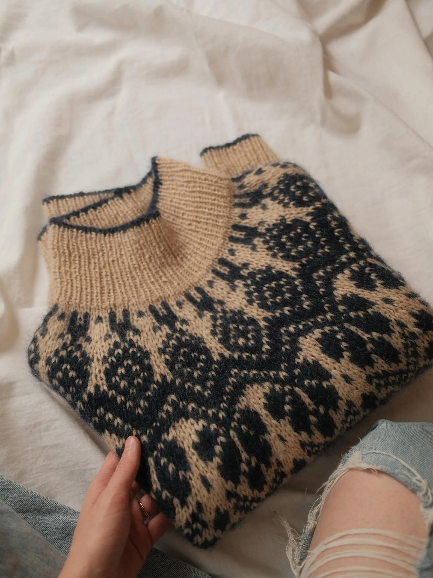 It&rsquo;s finally sweater weather and next week&rsquo;s pattern release is a cozy colorwork sweater that has me very excited about the crisp air, spending time outside, and autumn bakes. 🍂

Cloud yarn kindly gifted by @yarnalia ♡

#knitsweater #top