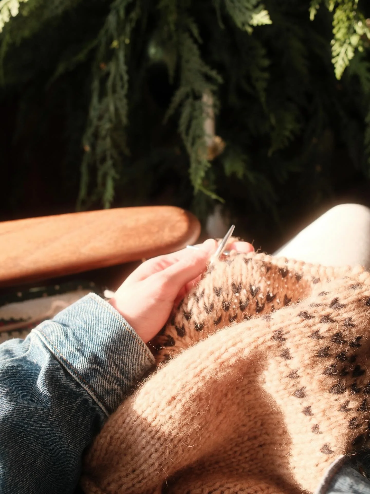 I had some stash yarn that turned out to be perfect for a second candi pullover in some cozy colors. Oh and peep a sneaky peak of a new cowl coming soon 🫶

Warmest holiday wishes to you and yours ☃️♡

#knittersofinstagram #knitstagram #knittingpatte