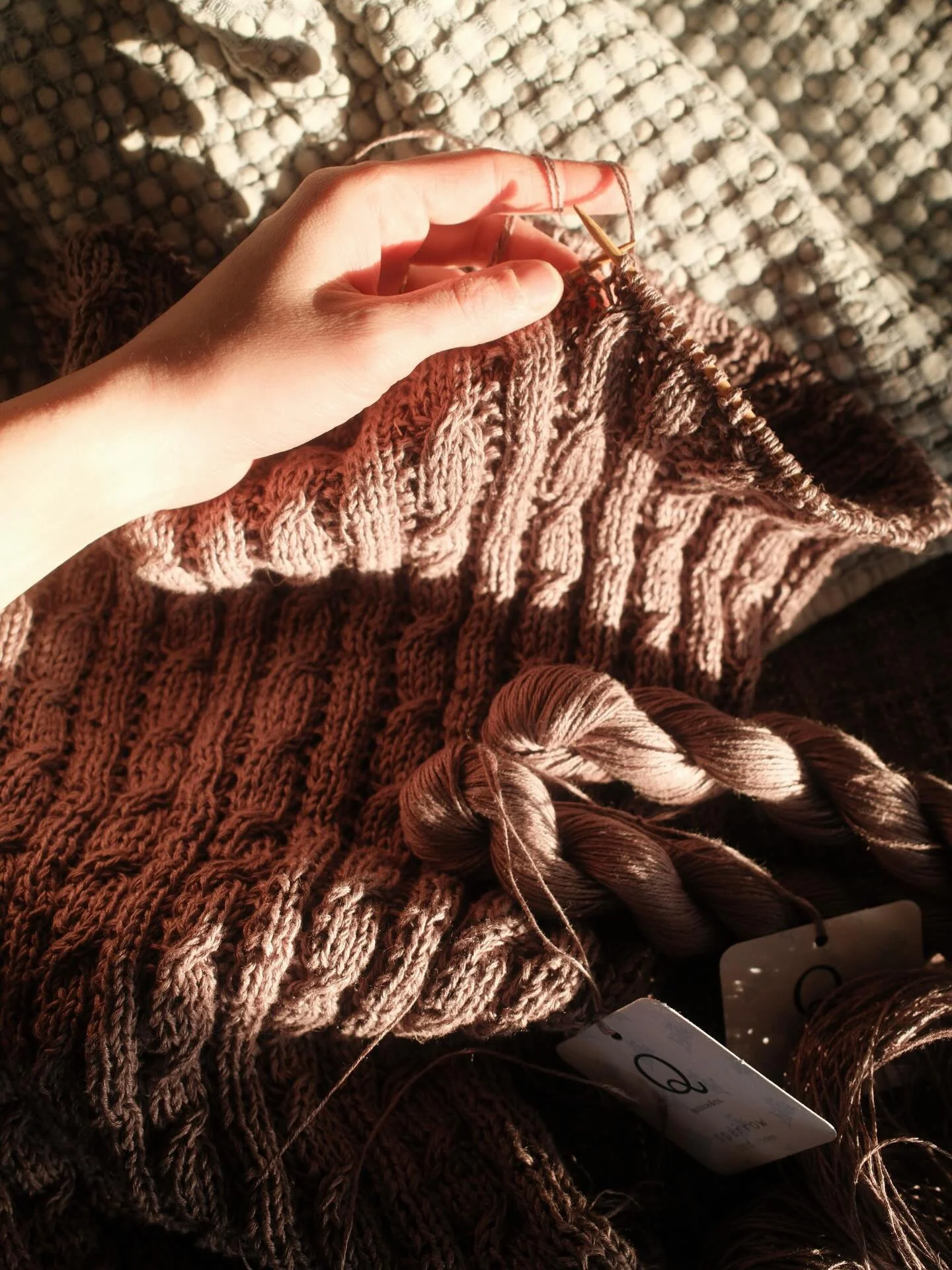 Some summer cables on my needles recently 🌞 this design is in test knitting now and I&rsquo;m so thrilled with how they are looking ♡

#knittingpattern #summerknittingpattern #summerpatterns #cableknitting #honeytank