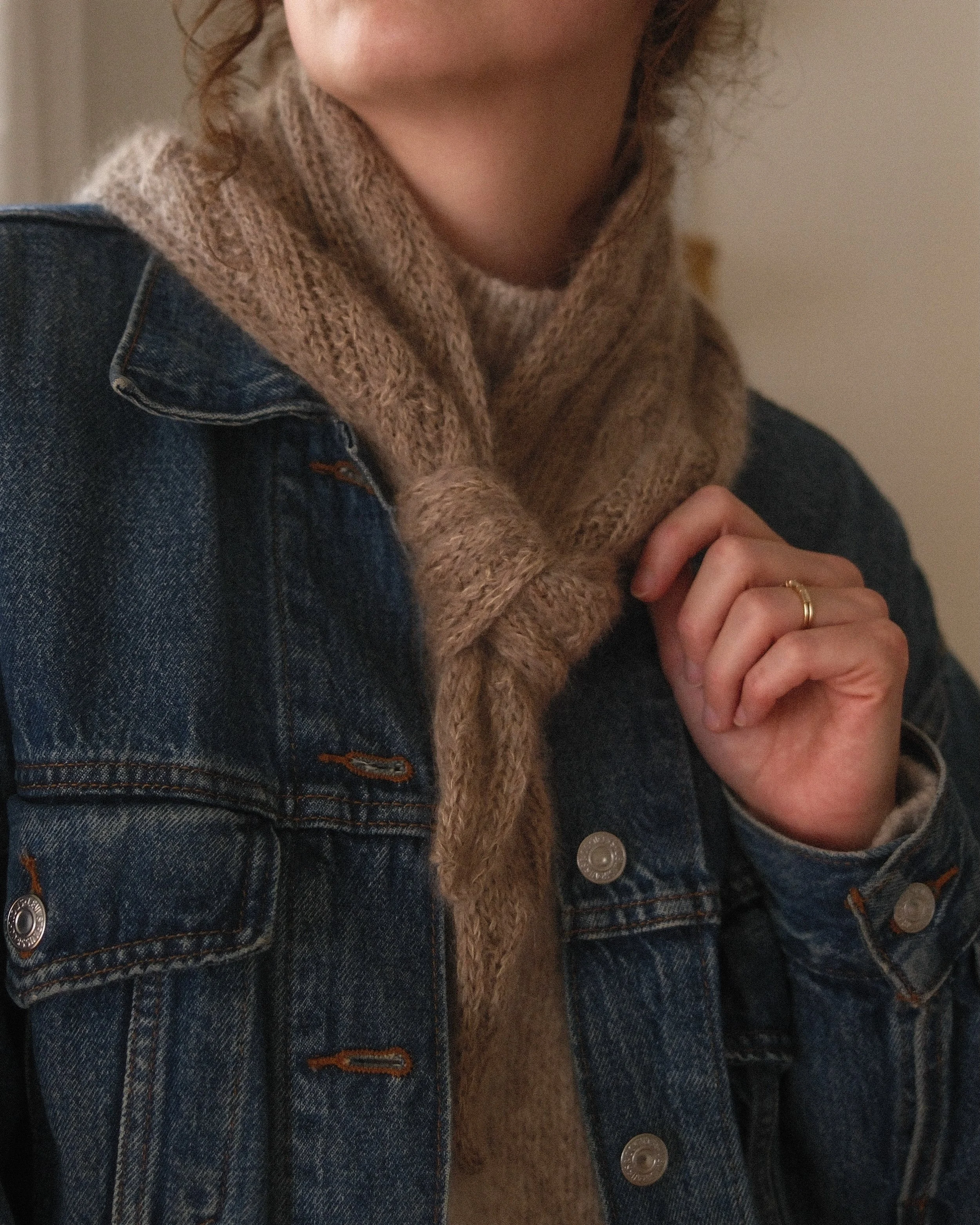 Happy birthday to the honey scarf 🧁

I knit my sample on a (very long) travel day by plane, train, bus, and automobile. In my travel project planning I wanted to be sure to have enough yarn for the whole thing but to not over pack (maximum souvenir 