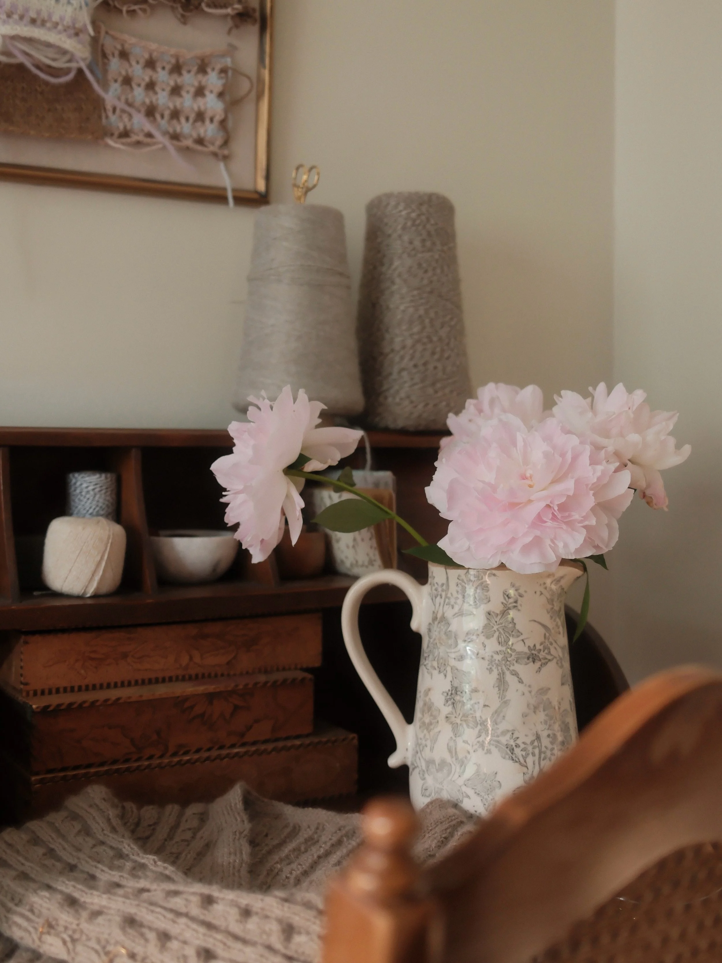 Our peonies this summer were a delight (and so are cables ♡) I was secretly a little happy that some of the blooms were droopy so I could bring them inside 🌸

Cozy yarn in color cobblestone kindly gifted from @yarnalia 

#cableknitting #cardiganknit